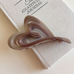 Pinza de Pelo de Plástico para Mujer con Diseño de Corazón Hueco Geométrico y Bloques de Color, Estilo Tiburón - Product Image 5