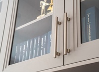 Bibliothèque Moderne avec Portes Vitrées et Niche TV – Meuble de Bibliothèque Personnalisé pour Bureau à Domicile ou Salon