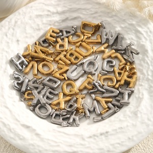 P219 Meilleures ventes Breloques en acier inoxydable plaqué or 18 carats, lettres bulle hip-hop chrétiennes mignonnes et originales, vente en gros pour la création de bijoux DIY - Product Image 2