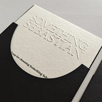 Papier de coton épais Logo texte en relief Certificat de produit Invitation de carte personnalisée avec manchon d'enveloppe