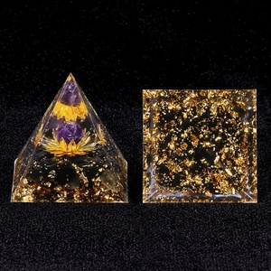Nuovo Prodotto: Sfera Piramidale di Loto da 5 cm con Pietre Frantumate, Ornamento Artigianale Lucidato e Curativo - Product Image 2