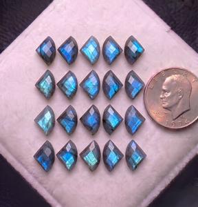 Pierre de Labradorite Naturelle de Forme Fantaisie, Multicolore, Fort Éclat Bleu, Pierre Libre 11x15mm 15x19mm pour Bagues et Pendentifs - Product Image 1
