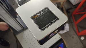 Machine de marquage laser UV à refroidissement par air 5W avec source laser Gainlaser lentille 300*300mm utilisée pour la gravure de bouteilles en verre cristal - Product Image 5