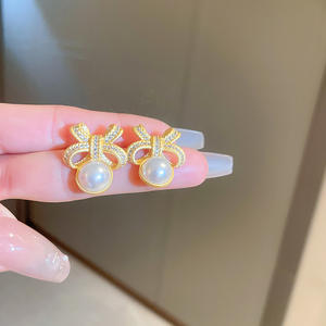 Orecchini a perno Tenyva placcati oro con fiocco e perle finte AAA rotonde bianche incastonate a castone, classici da donna per tutti i giorni - Product Image 4