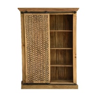 Armoire à portes coulissantes en bois massif avec panneaux en rotin tressé à la main |   Armoire gain de place au fini naturel |   Chambre à coucher rustique moderne