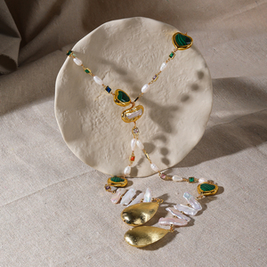 Elegante Collana a Y con Perle Naturali e Accenti a Cuore in Malachite, Ciondolo Placcato Oro, Accessorio di Moda per Ogni Giorno ed Eventi Speciali - Product Image 5