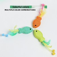 Jouet interactif pour chat en corde de coton souple, fourrure de poisson moyenne, feutre et plumes, tube en filet, motif uni, pour usage intérieur et extérieur
