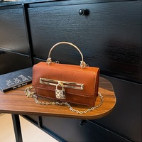 Petit sac bandoulière pour femme en cuir effet crocodile avec fermoir doré, poignée supérieure en métal et chaîne d'épaule