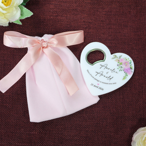 Ouvre-bouteilles aimantés en forme de cœur personnalisés avec noms, cadeau de mariage - Product Image 1