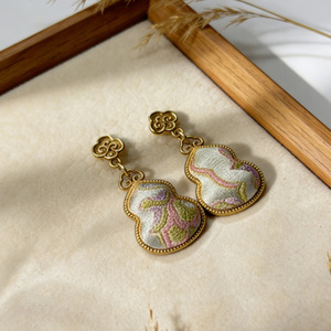 Boucles d'oreilles en forme de gourde en brocart Song, un nouveau style chinois, boucles d'oreilles nuageux porte-bonheur, symboles de prospérité et de bonheur, adaptées à la Chine. - Product Image 2