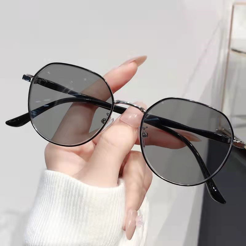 Black silver frame photochromic gray lens
