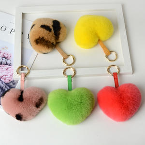 จี้ตกแต่งพวงกุญแจสำหรับกระเป๋าผู้หญิงพวงกุญแจแฟชั่นสำหรับรถยนต์พวงกุญแจปอมปอมรูปหัวใจ - Product Image 1