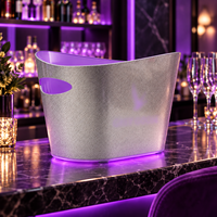 Bouteilles servies sur glace avec un seau à champagne pour mariages et bars d'hôtel, logo personnalisé OEM ODM