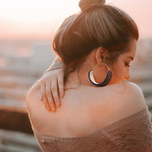 El fabricante suministra pendientes minimalistas de cuero, pendientes llamativos de estilo europeo y americano, y aros grandes a la moda. - Product Image 1