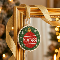 Ornement de Noël classique en point de croix avec des flocons de neige pour un charme de broderie sur mesure, cadeau de fête de Noël personnalisé