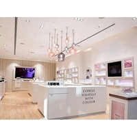 Kiosque à bijoux moderne pour centre commercial, lustre artistique personnalisé en forme d'oiseau, comptoir de réception en marbre, design intégré pour façade intérieure