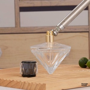 Botella de perfume de vidrio tallado de lujo fabricada en India con bomba pulverizadora para envasado de fragancias premium disponible para la venta - Product Image 3