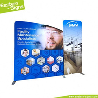 Support de bannière personnalisé de 2,4 m pour photomaton avec toile imprimée, cadre en alliage d'aluminium et design taie d'oreiller pour salons professionnels