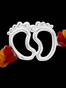 รักขีเงินแท้ 925 ลายรอยเท้าเด็ก สำหรับพี่ชาย ดีไซน์รอยเท้าเด็กน่ารัก สร้อยข้อมือรักขีเงินแท้พรีเมียมสำหรับวันราคชบาธัน - Product Image 4