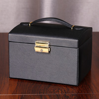 Boîte à bijoux personnalisée avec logo, en cuir PU, 3 couches, carrée, avec doublure mate dorée, boîte de rangement de luxe légère avec poignée à fermoir métallique