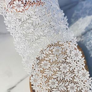 Tissus en dentelle à broderie bilatérale en polyester à motif de marguerite de qualité supérieure pour sous-vêtements - Product Image 3