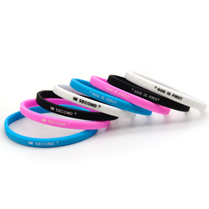Bracelet en silicone gaufré éco-responsable GOD IS <span class=keywords><strong>FIRST</strong></span> <span class=keywords><strong>I</strong></span> <span class=keywords><strong>AM</strong></span> SECOND, largeur 5 mm, fin, sportif, chrétien, en gros et en stock - Product Image 2