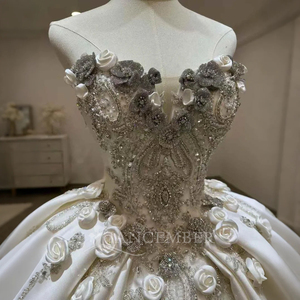 Vestido de Novia Vintage con Pedrería Brillante y Flores 3D en Satén, Modelo Lsjj29 - Product Image 3