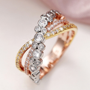 Anello a X con zirconi a tre tonalità per donna, gioiello geometrico di tendenza - Product Image 3