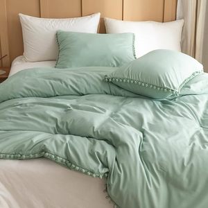 Ensembles <span class=keywords><strong>de</strong></span> couette couette pleine taille avec boule Pom frange ensemble <span class=keywords><strong>de</strong></span> literie couleur unie ensemble <span class=keywords><strong>de</strong></span> housse <span class=keywords><strong>de</strong></span> couette douce avec boule Pom frange - Product Image 1