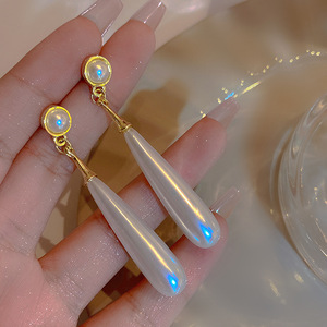 Nuevos pendientes colgantes de perlas de estilo palaciego francés para mujer de lujo S925 aguja de plata letra G perla pendientes largos de moda - Product Image 2