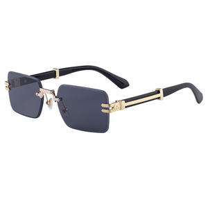 Lunettes de soleil carrées de luxe pour hommes, verres PC UV400, monture noire avec accents métalliques, lunettes de mode pour usage extérieur - Product Image 3