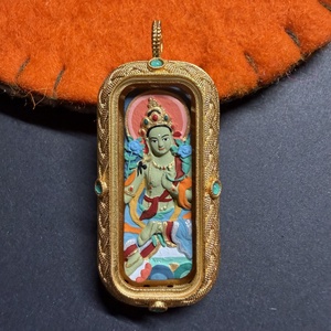 Ciondolo Tara Verde: Dipinto a Mano, Placcato in Oro. Purificazione Profonda e Manifestazione Rapida. - Product Image 3