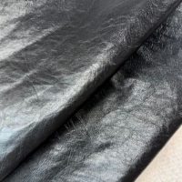 Kreppiges schwarzes wasserbasiertes PU-Leder mit Stretch-Strickrücken für schmale Jacken, 0,65 mm, 138 cm, wasserbasiertes Leder