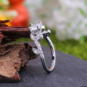 Anello a Foglia d'Uva per Donne, Gioielli di Moda Scintillanti Ispirati alla Natura - Product Image 4