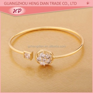Brazalete Abierto con Flor de Cristal CZ Chapado en Oro de 18K, Varios Estilos, Circonita Cúbica, Ajustable, Delgado, Elegante y Moderno - Product Image 4