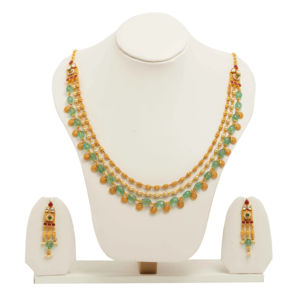 Conjunto de collar chapado en oro con cuentas verdes y detalles de perlas, y aretes a juego, joyería india tradicional y elegante. - Product Image 1