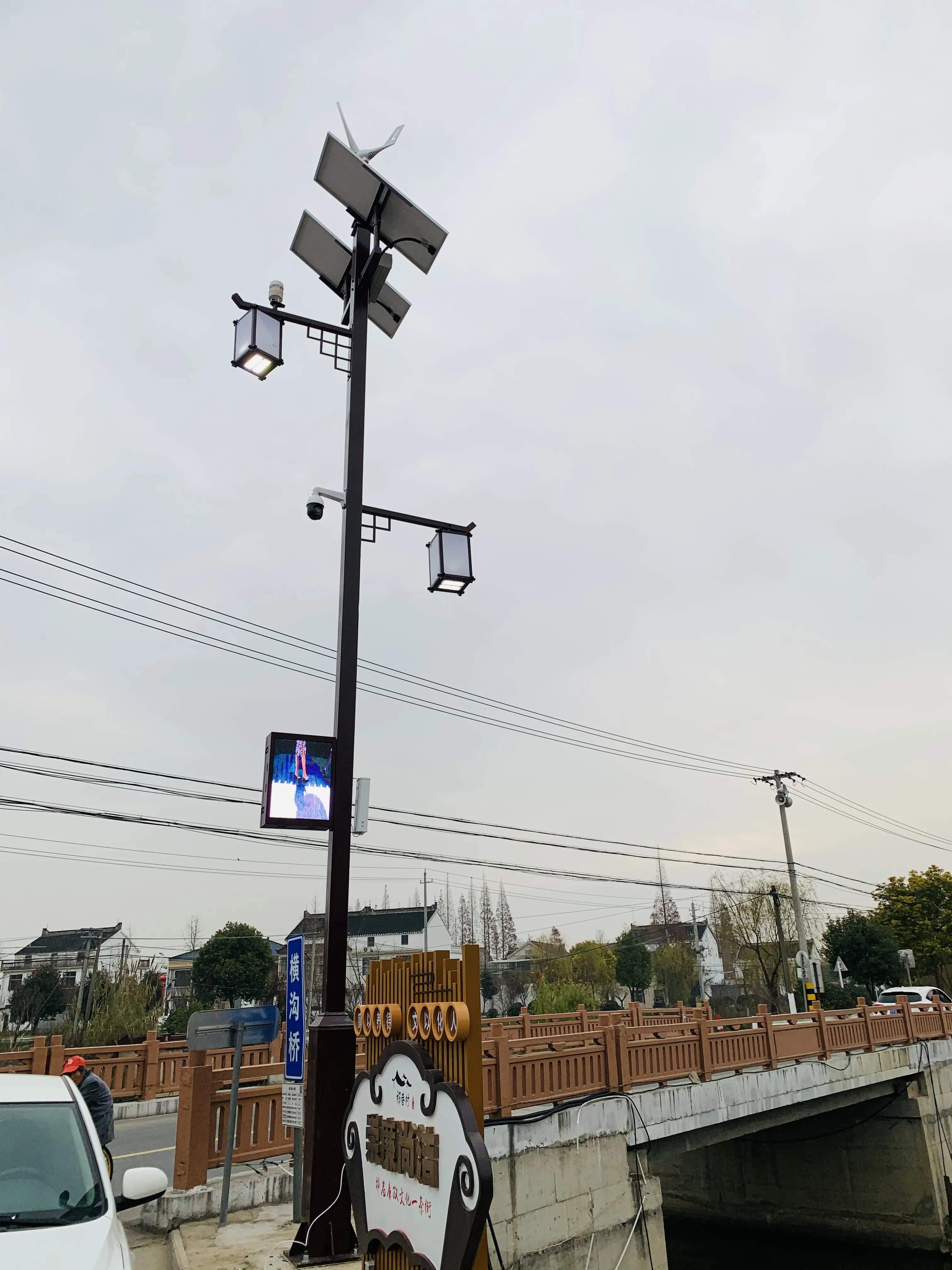 Weclouds IOT poste de iluminación inteligente para ciudad inteligente con cámara CCTV pila de carga pantalla LED WiFi AP