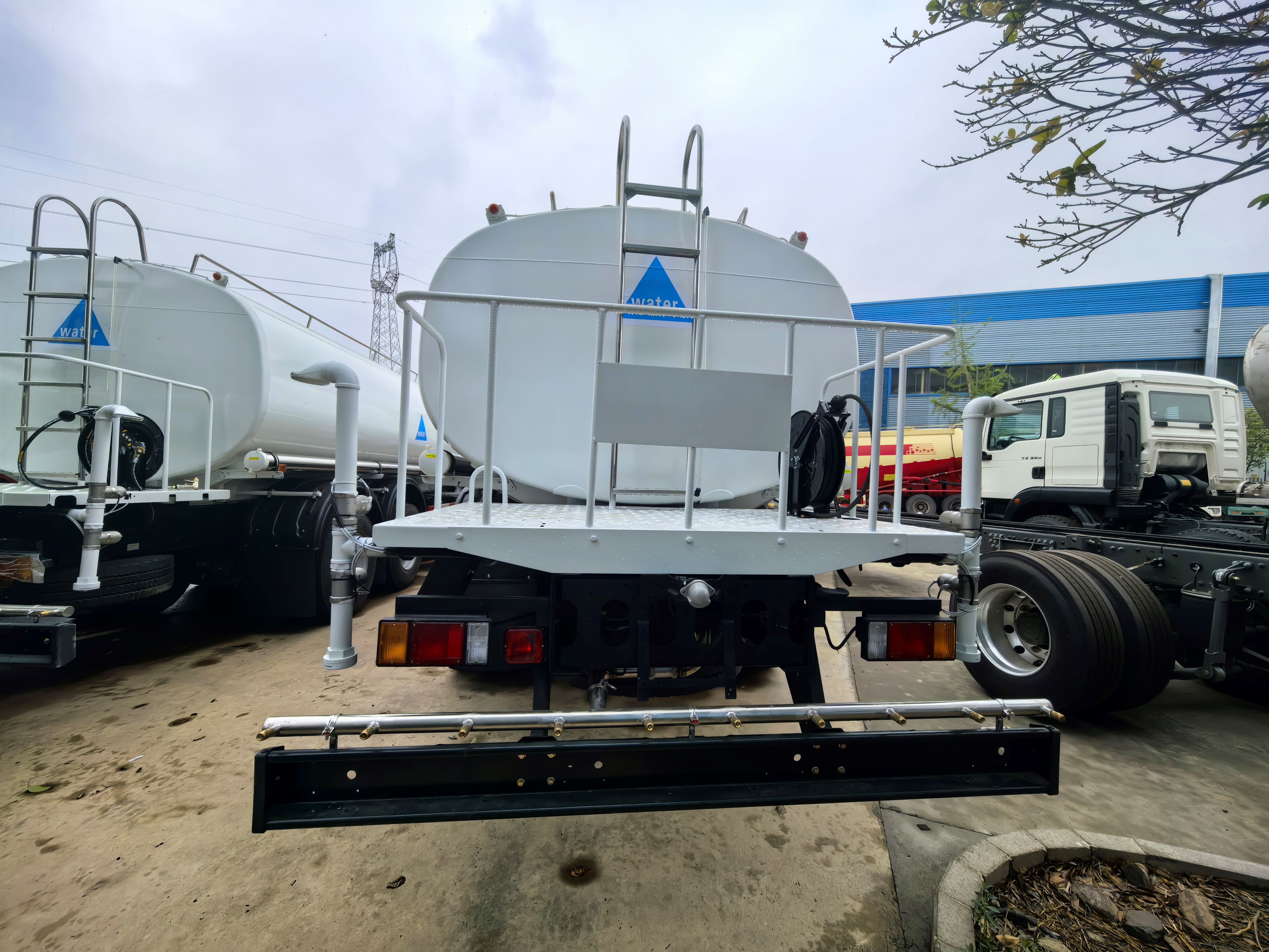 isuzu water tank truck