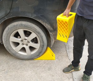 Rắn màu đen xe tải bánh xe chock cao su đúc nhựa modling cắt dịch vụ chế biến - Product Image 2