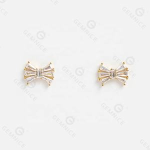Pendientes de oro de 14 quilates de plata 925 con lazo pequeño de diamante delicado con cristales de baguette pequeños hechos <span class=keywords><strong>a</strong></span> mano de la mano de La Gemnel - Product Image 6