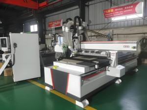 Sierra de corte para router de madera 1325 con ATC lineal, motor de engranaje único, 4 ejes, bomba NC Syntec automática integrada para corte y fresado - Product Image 2