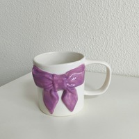 Tasse à café en céramique de style américain élégante avec un design en forme de nœud, dotée d'un motif sous-glaçure peint à la main inspiré d'Instagram