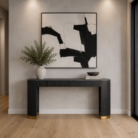 Meuble d'intérieur de luxe, table console moderne à plateau en pierre, design cannelé noir, base dorée, pour projets de hall d'hôtel