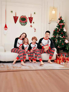 Vente <span class=keywords><strong>en</strong></span> Gros à Bas Prix Nouveauté Hiver Vêtements d'Intérieur Parent-Enfant Ensemble de Pyjama pour Femme Imprimé Noël Doux - Product Image 5