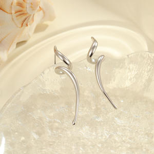 Boucles d'oreilles françaises haut de gamme en acier inoxydable serties de diamants, au design simple et élégant, plaquées or pur 18 carats. - Product Image 6