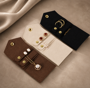 Estuche rectangular de microfibra con botón a presión y logotipo personalizado, organizador de viaje enrollable para guardar anillos, pendientes y collares. - Product Image 1