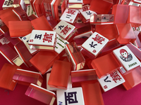 Set Ubin Mahjong Akrilik Amerika dengan Bagian Belakang Merah Transparan, Ubin Mahjong Premium Tahan Lama untuk Permainan Meja Keluarga