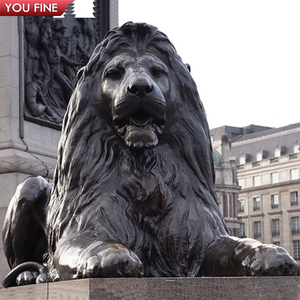 Famosa Scultura in Metallo di Leone in Piedi con Torcia in Bronzo - Product Image 2