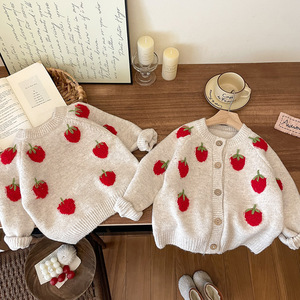 Cardigan in <span class=keywords><strong>maglia</strong></span> di cotone acrilico stile coreano per bambine, nuova collezione Autunno/Inverno 2026, giacca chic con stampa fragola per bambini - Product Image 1