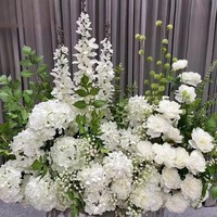 Décorations de mariage : Allée fleurie, rangée de fleurs suspendues, chemin de table fleuri pour mariage